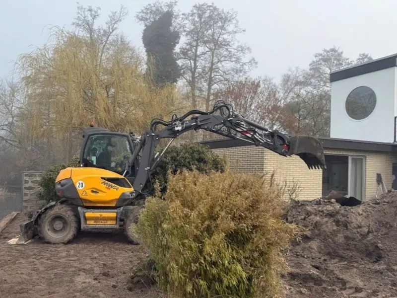 Mobilbagger von A.D. Bau löst Erdreich an einer Uferböschung